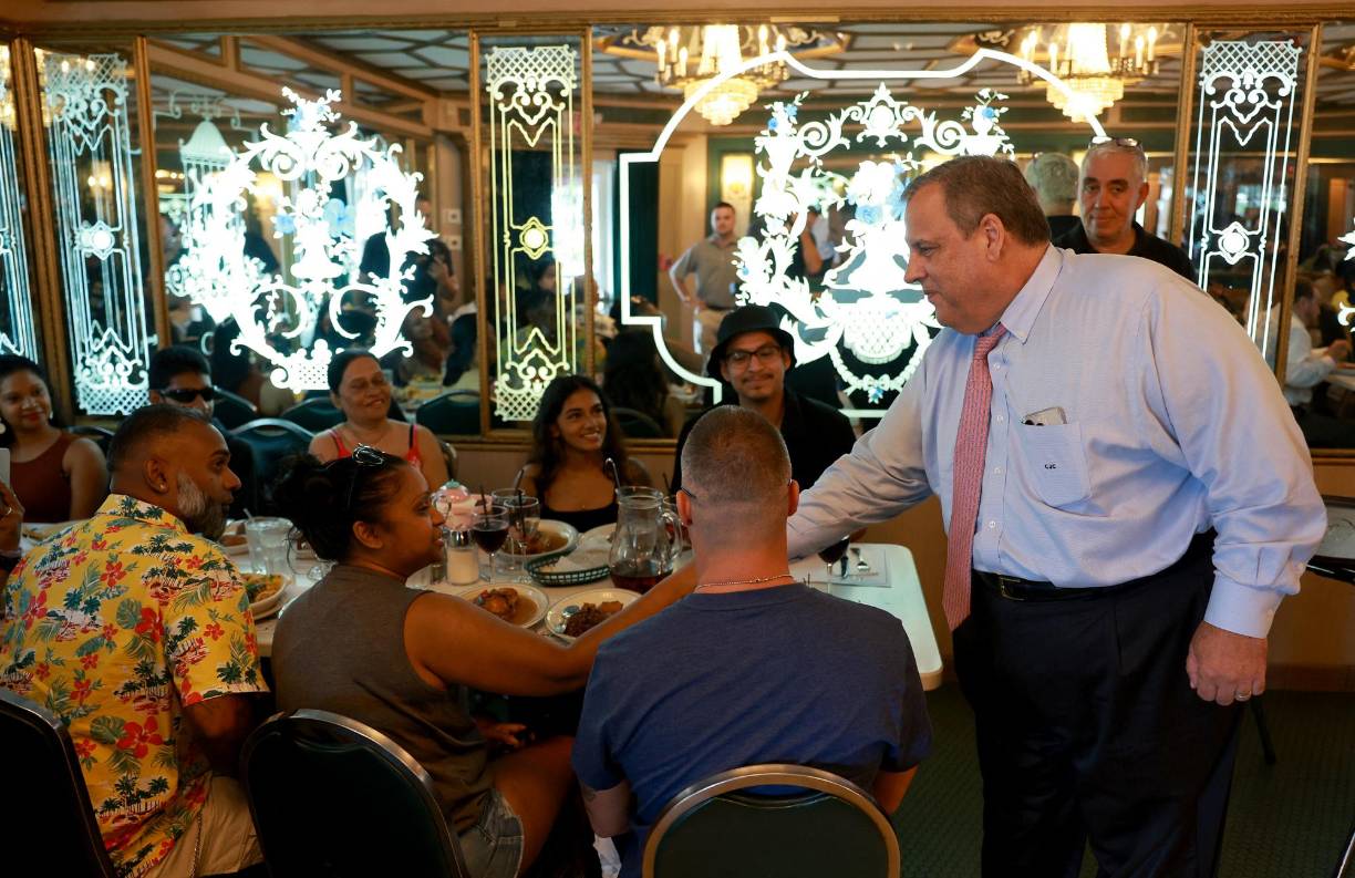 El exgobernador de Nueva Jersey, <b>Chris</b> <b>Christie</b>, también busca la presidencia de EEUU. La ausencia de Trump en el debate permitirá a sus contrincantes promocionarse sin enfadar a las bases del magnate.