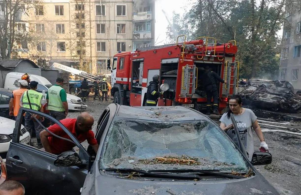Los aviones rusos Su-34 disparan rutinariamente bombas gigantes, que pesan cientos de kilogramos contra Ucrania, mientras permanecen fuera del alcance de la mayoría de las defensas aéreas del país. Los aviones operan desde decenas de aeródromos, donde también se almacenan las bombas, muchos de los cuales están dentro del alcance de misiles de largo alcance que podrían destruirlas y evitar nuevos bombardeos.