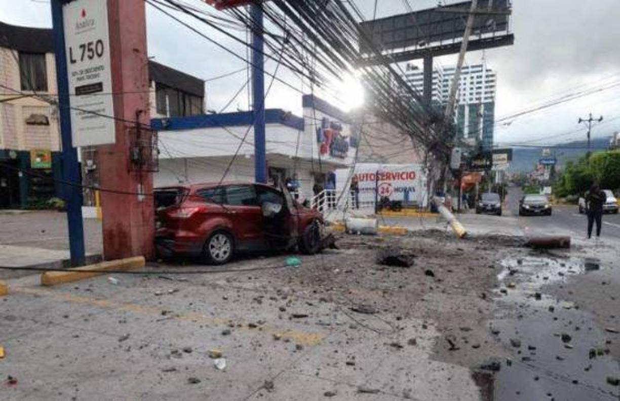 La Enee tiene un déficit de postes a nivel nacional, ya que los existentes no se dan abasto y están saturados de cables, algunos casi inclinados a punto de caerse. El accidente de la foto se dio en el bulevar Morazán de la capital en julio de 2023.