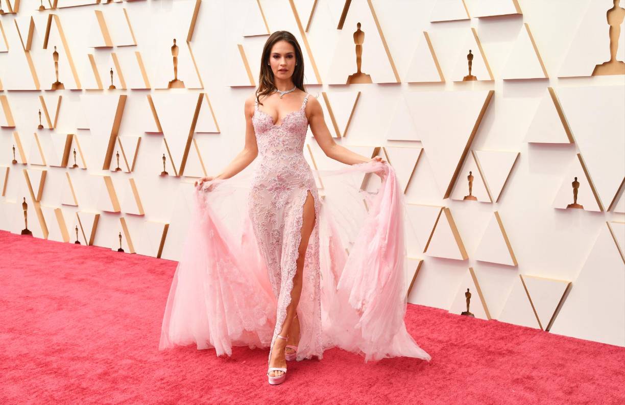 Lily James, la protagonista de la serie Pam &amp; Tommy, luce vestido de encaje de Atelier Versace.