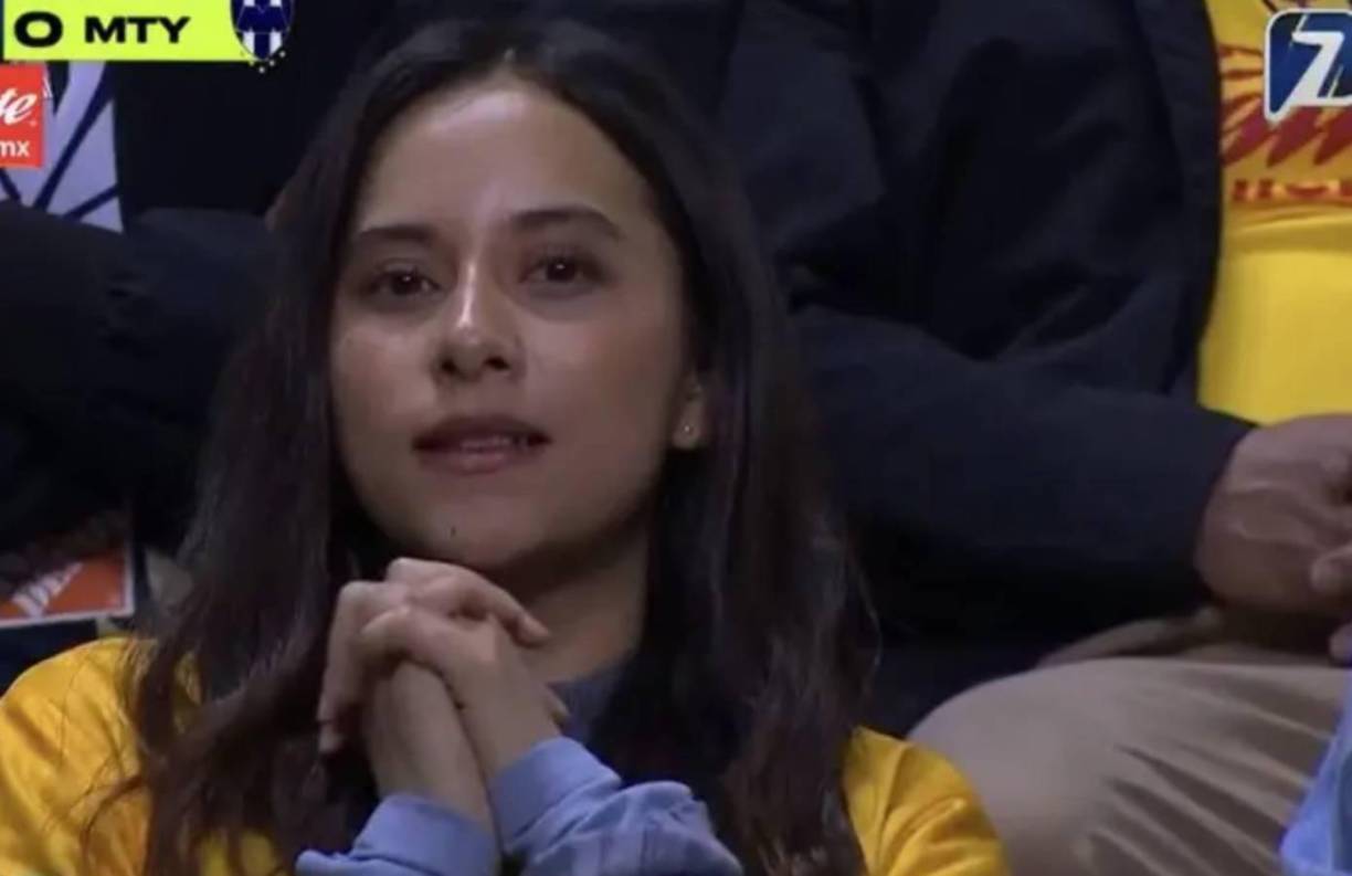 La chica aficionada del América fue captada en plena transmisión de la final de ida del fútbol mexicano. 
