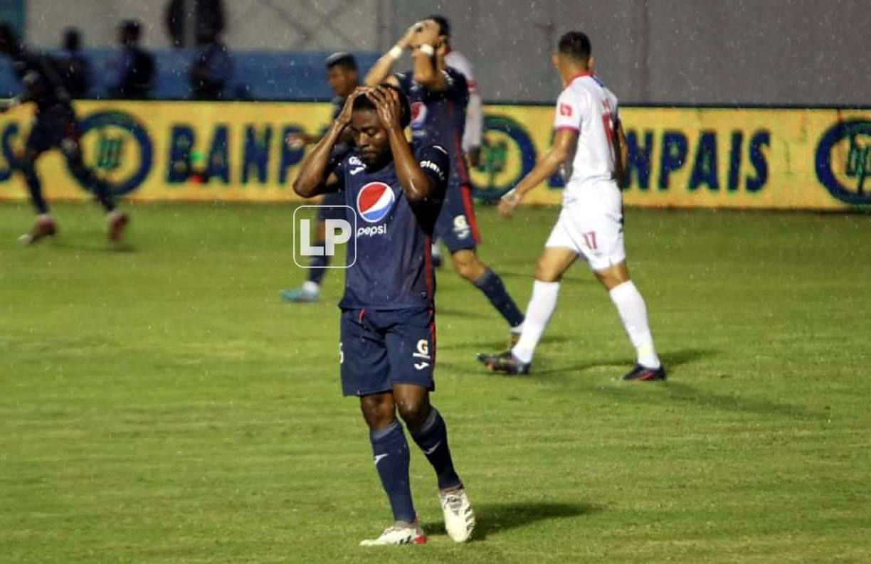 Cristopher Meléndez se lamenta tras un disparo que salió rozando el vertical.