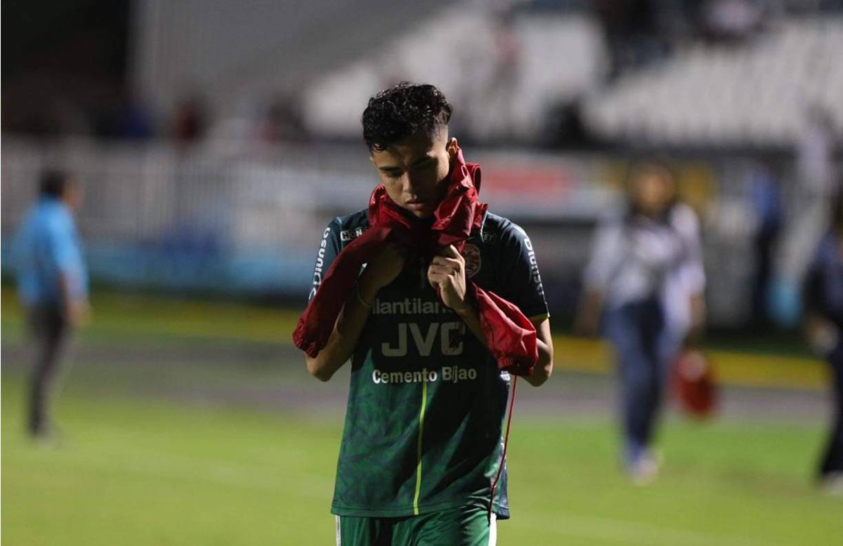 El jugador de Marathón, Isaac Castillo, abandonó el estadio capitalino muy triste y cabizbajo por la derrota.