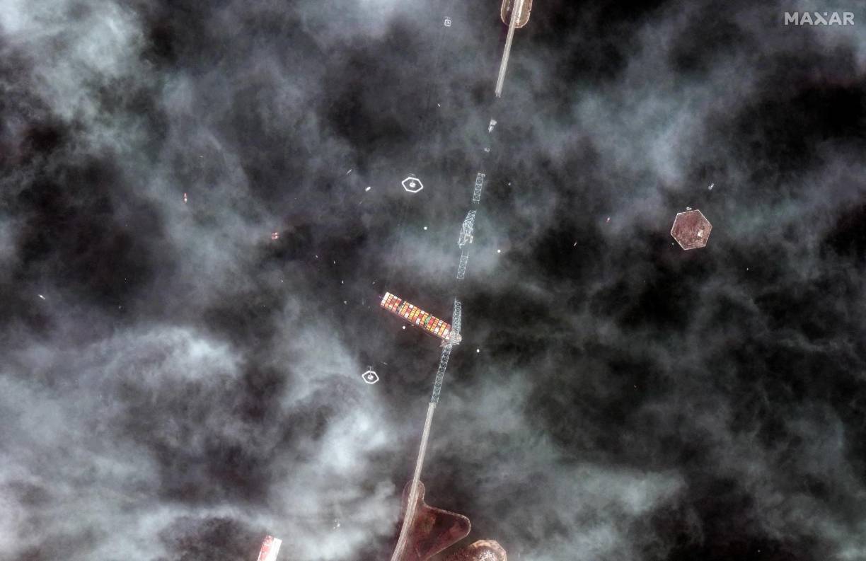 Pero en la madrugada, poco después de soltar amarras, informó de una pérdida de energía y, fuera de control, chocó contra el puente de la autopista Francis Scott Key, explicó el gobernador del estado de Maryland. 