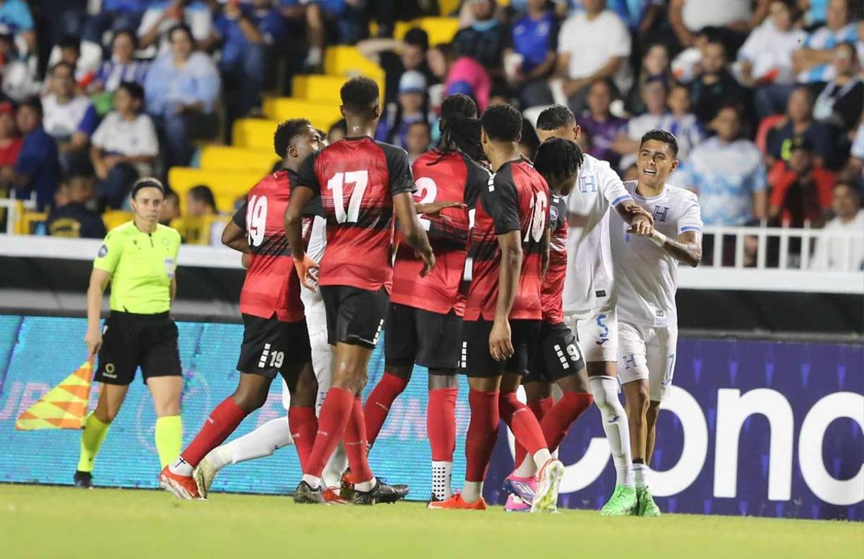 El delantero hondureño estaba muy enfadado con el futbolista de Trinidad y Tobago. Ambos jugadores recibieron tarjeta amarilla.