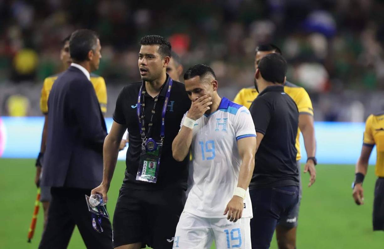 Omar Elvir fue uno de los que más afectados se mostró al final del partido.