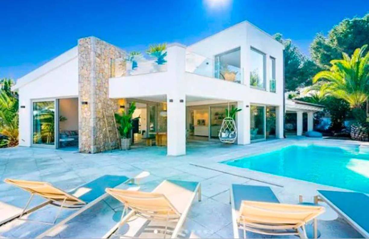 A pesar de estar en una isla, su casa no tiene vista al mar, pues el delantero de Polonia quiso tener máxima privacidad. Por su puesto que cuenta con gimnasio, alberca y todas las comodidades. 