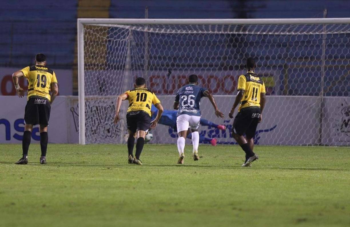 ‘Buba’ López le paró el penal Damin Ramírez, pero el balón quedó en el área y la defensa del Real España se durmió.