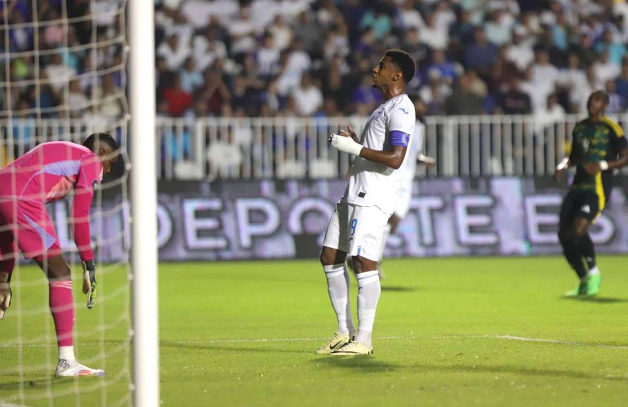 El capitán hondureño Antony ‘Choco’ Lozano no tuvo su mejor noche contra Jamaica en el estadio Nacional Chelato Uclés.