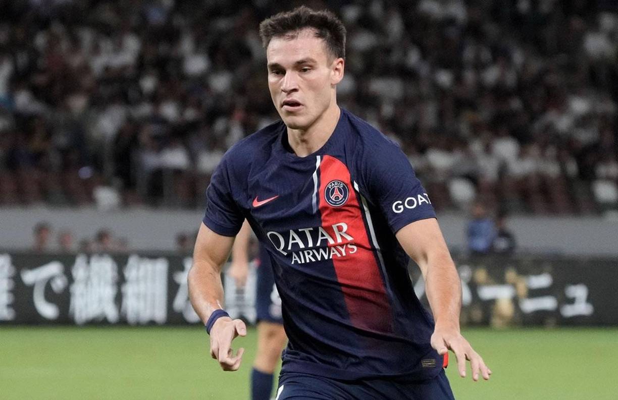 El Manchester United está decidido a reforzar su mediocampo y ha puesto sus ojos en Manuel Ugarte, centrocampista del PSG. Según informa el medio uruguayo Traspasos, el club inglés está preparando una oferta de 35 millones de euros para hacerse con los servicios del jugador, quien ha mostrado interés en unirse a la Premier League.