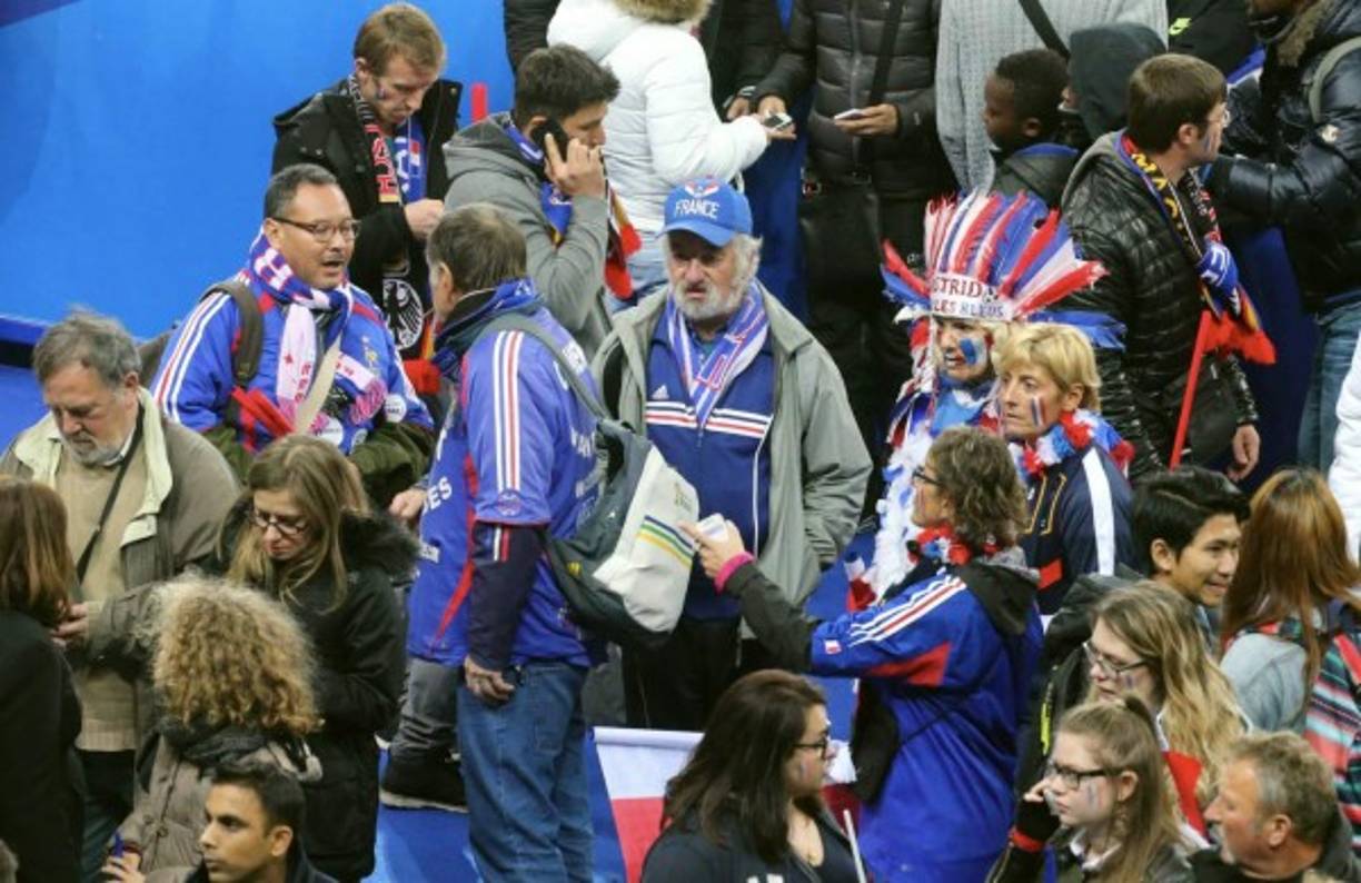 'Escuchamos las explosiones 25 minutos después del inicio del partido. El juego continuó normalmente. Pensamos que era una broma', explica Ludovic Klein, de 37 años.