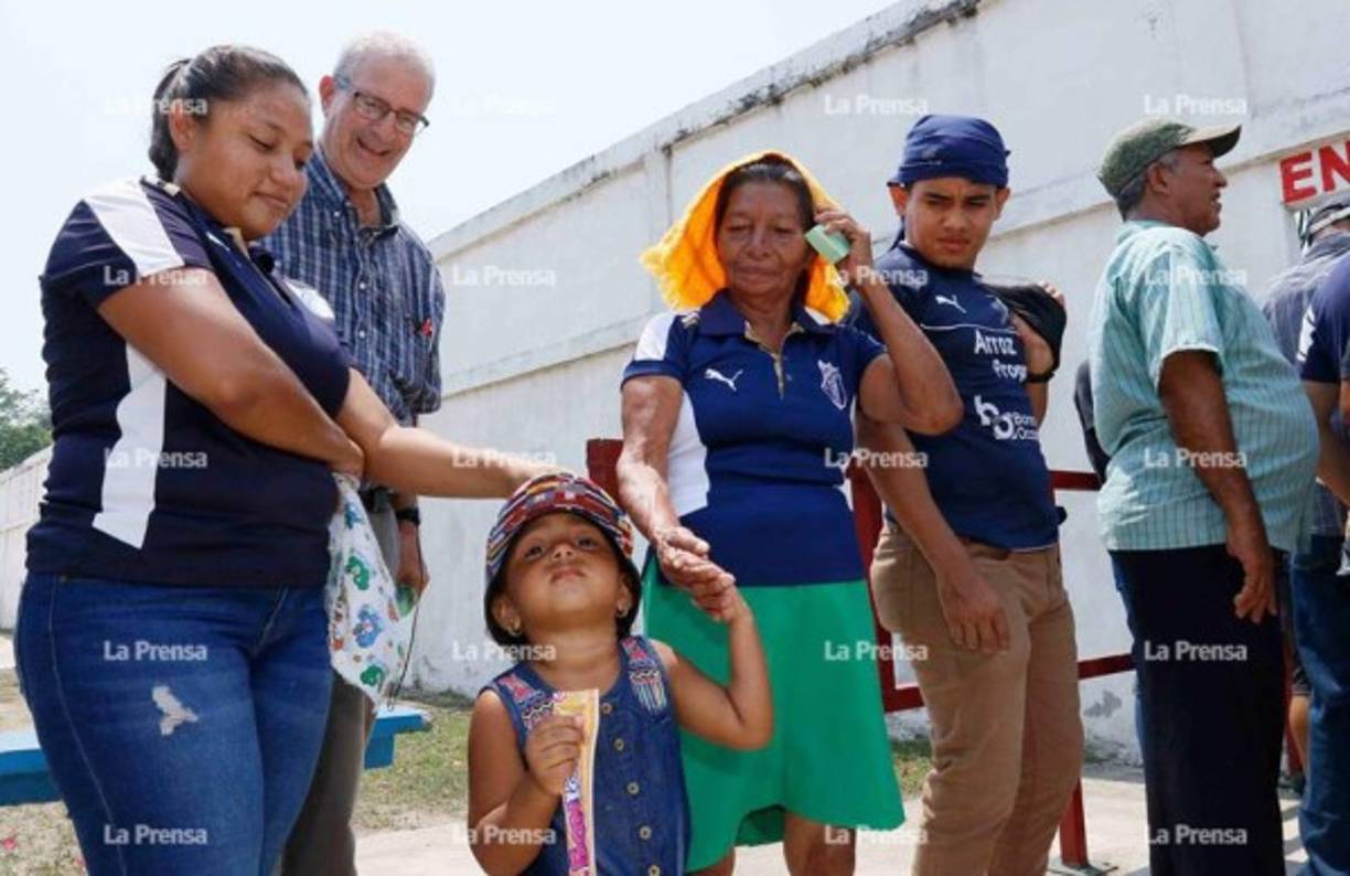 La abuela del Ñangui Cardona llegó a darle el apoyo al jugador del Honduras Progreso.