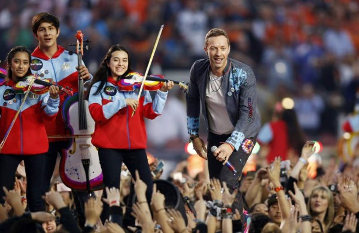 Chris Martin de Coldplay en el espectáculo de medio tiempo del Super Bowl.