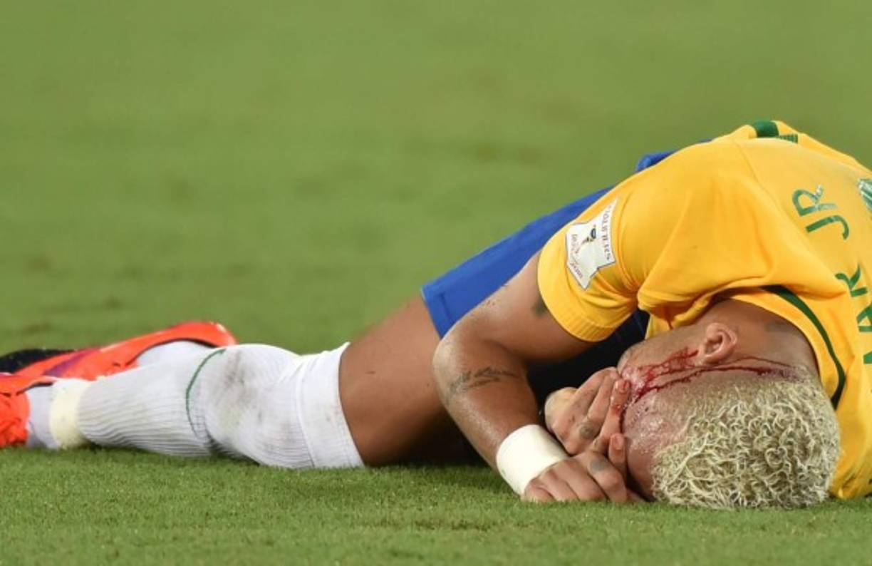 Al brasileño no le pitaron ni falta y tuvo que salir del partido.