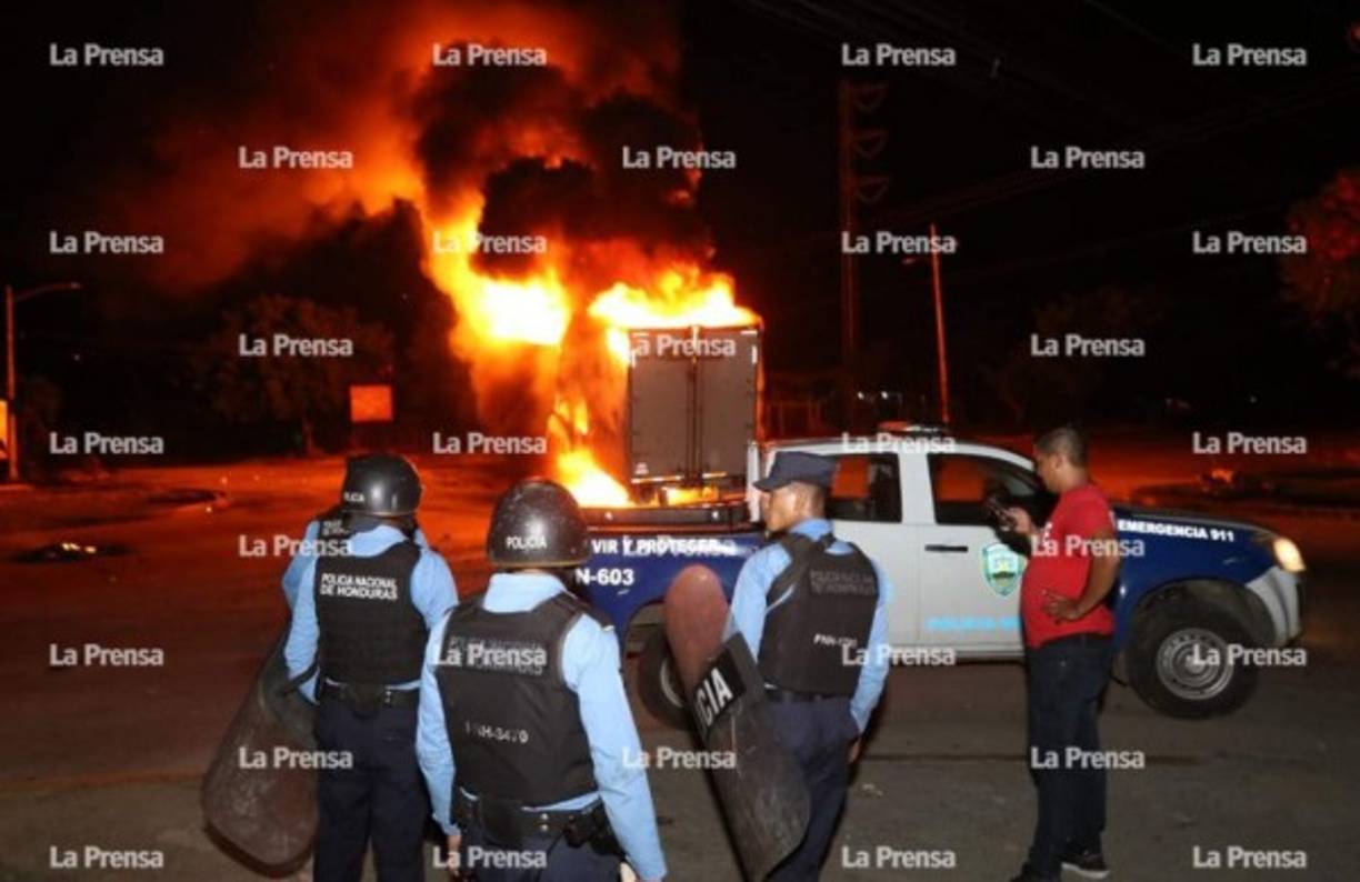 Con bombas lacrimógenas intentaron disipar a los encapuchados que se resistían a abandonar el lugar.