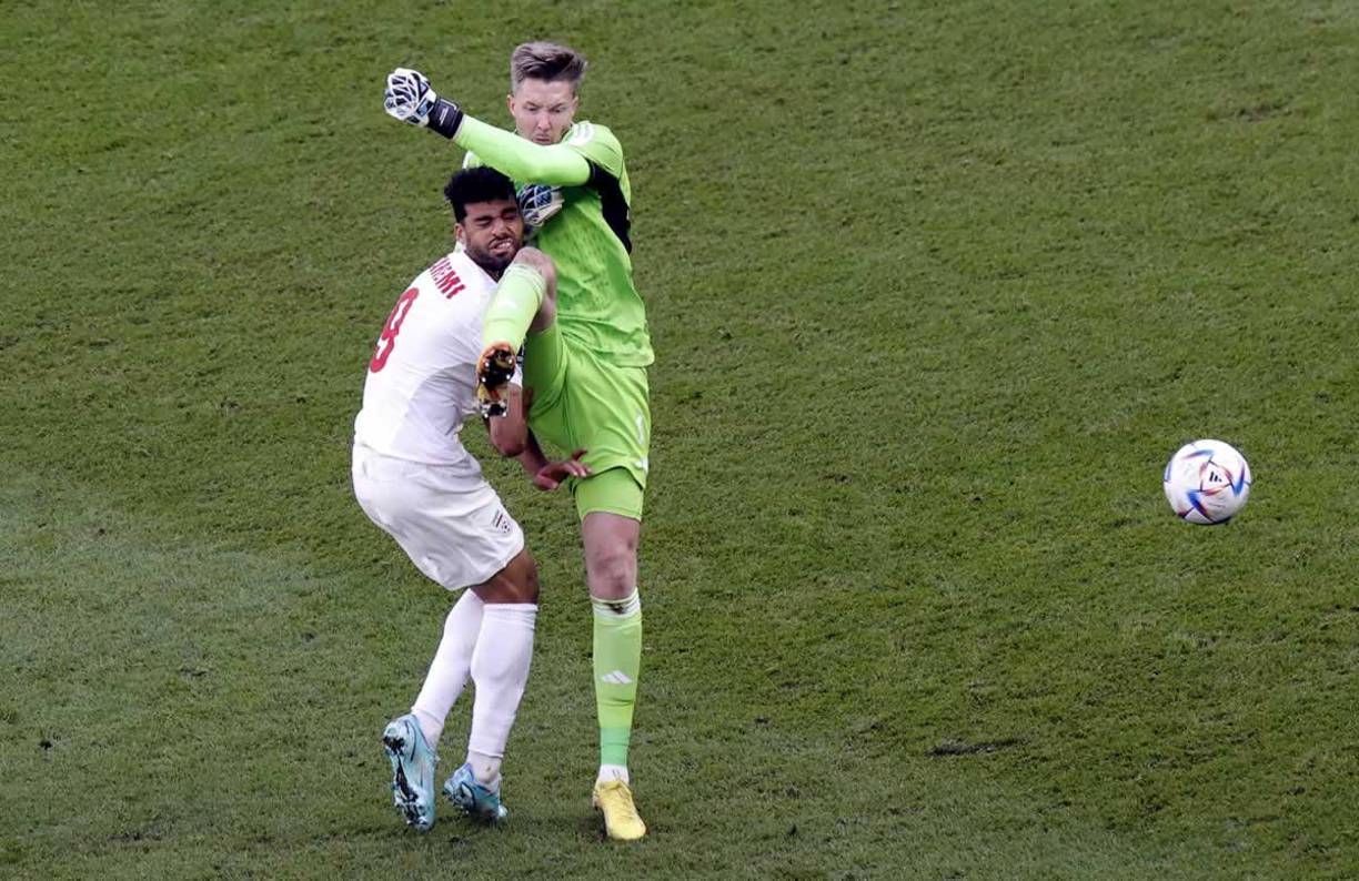 El portero galés Wayne Hennessey le dio tremenda patada al delantero iraní Mehdi Taremi.