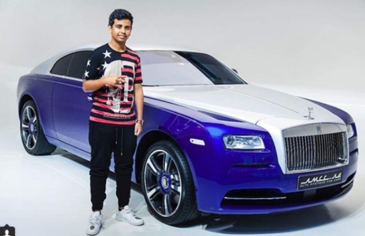 El adolescente estudia en la Escuela Internacional de Artes y Ciencias de Dubái. Su madre dice que él aplica en sus negocios lo que aprende en la escuela.