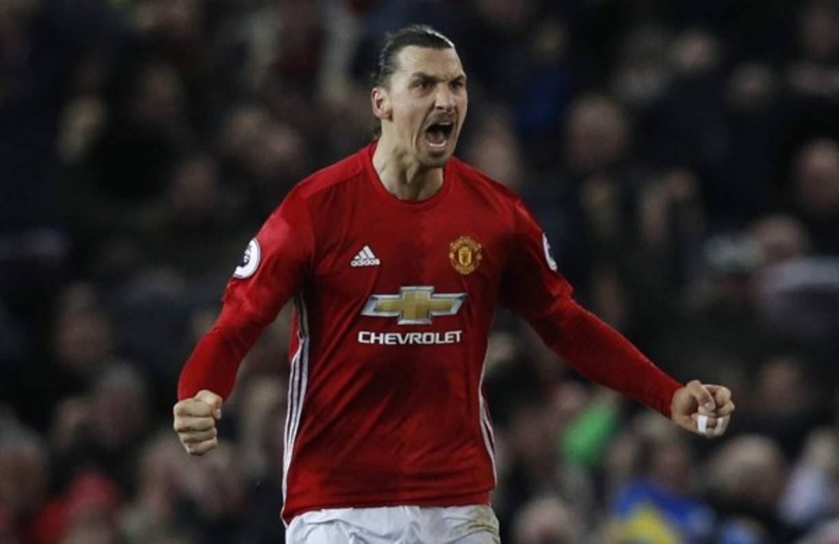 Zlatan Ibrahimovic se encamina hacia Estados Unidos. El delantero sueco del Manchester United, todavía en periodo de recuperación de la rotura de ligamentos en su rodilla derecha, firmará en breve por Los Ángeles Galaxy, equipo con el que se comprometió meses atrás en caso de no continuar en la Premier League. Desde Italia también se insiste en un posible retorno del delantero sueco al Milan.