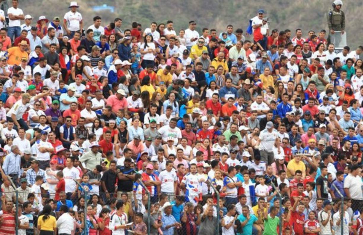 En Danlí se vivió una locura por la llegada del Olimpia.