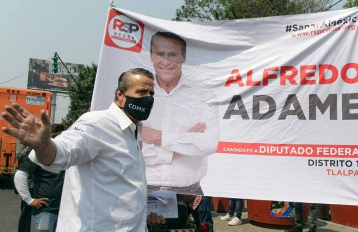La frase fue adoptada con humor por usuarios de redes sociales que le piden ahora que los insulte. '¡Adame, miéntame la madre!', dicen. Sonriente, el también presentador los complace en videos virales.