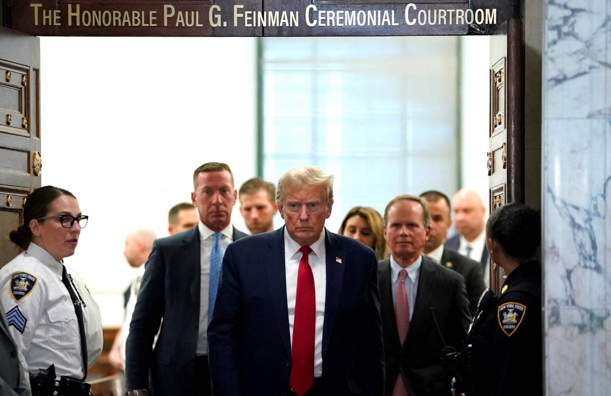 Trump comparece en un tribunal de Nueva York en un juicio civil contra el republicano y dos de sus hijos, además de otros dos ejecutivos de la Organización Trump, por presuntamente inflar el valor de los activos durante años para obtener condiciones favorables con bancos y aseguradoras. El proceso comenzó el 2 de octubre y está previsto que se resuelva en enero.