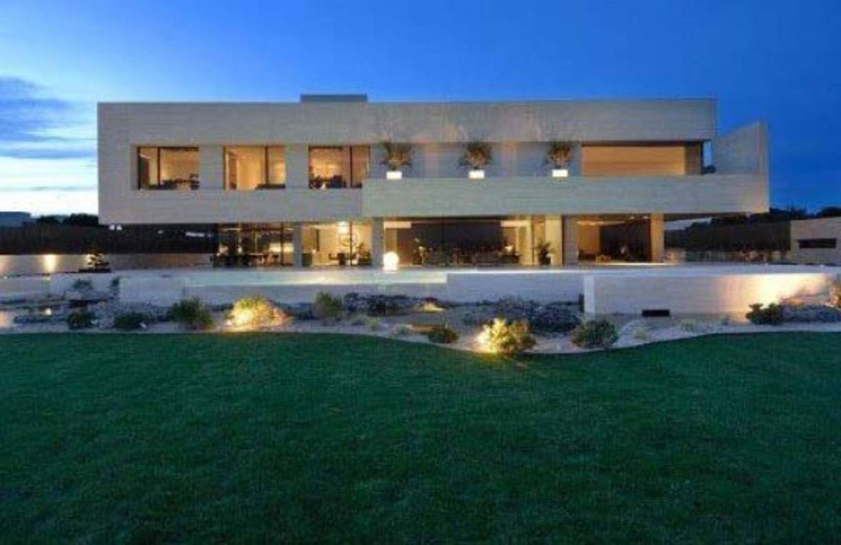 La mansión tiene una superficie de 950 metros cuadrados construidos sobre una parcela de unos 4.500, con una piscina exterior. Es una espectacular vivienda. Foto Instagram.