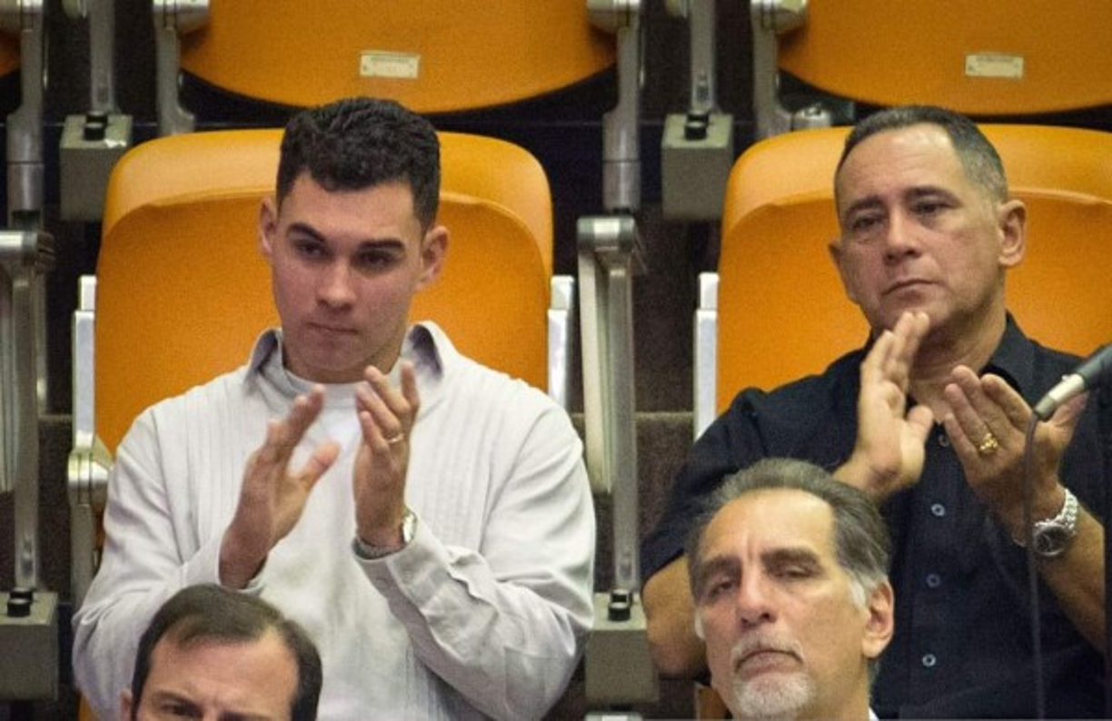 Elián y su padre forman parte de los eventos de alto rango de revolución castrista, algo que desata críticas de los opositores al Gobierno comunista porque lo acusan de haberlo adoctrinado. <br/><br/>'Yo no profeso ninguna religión (...) pero, de hacerlo, por supuesto que mi religión sería Fidel', dijo Elián.