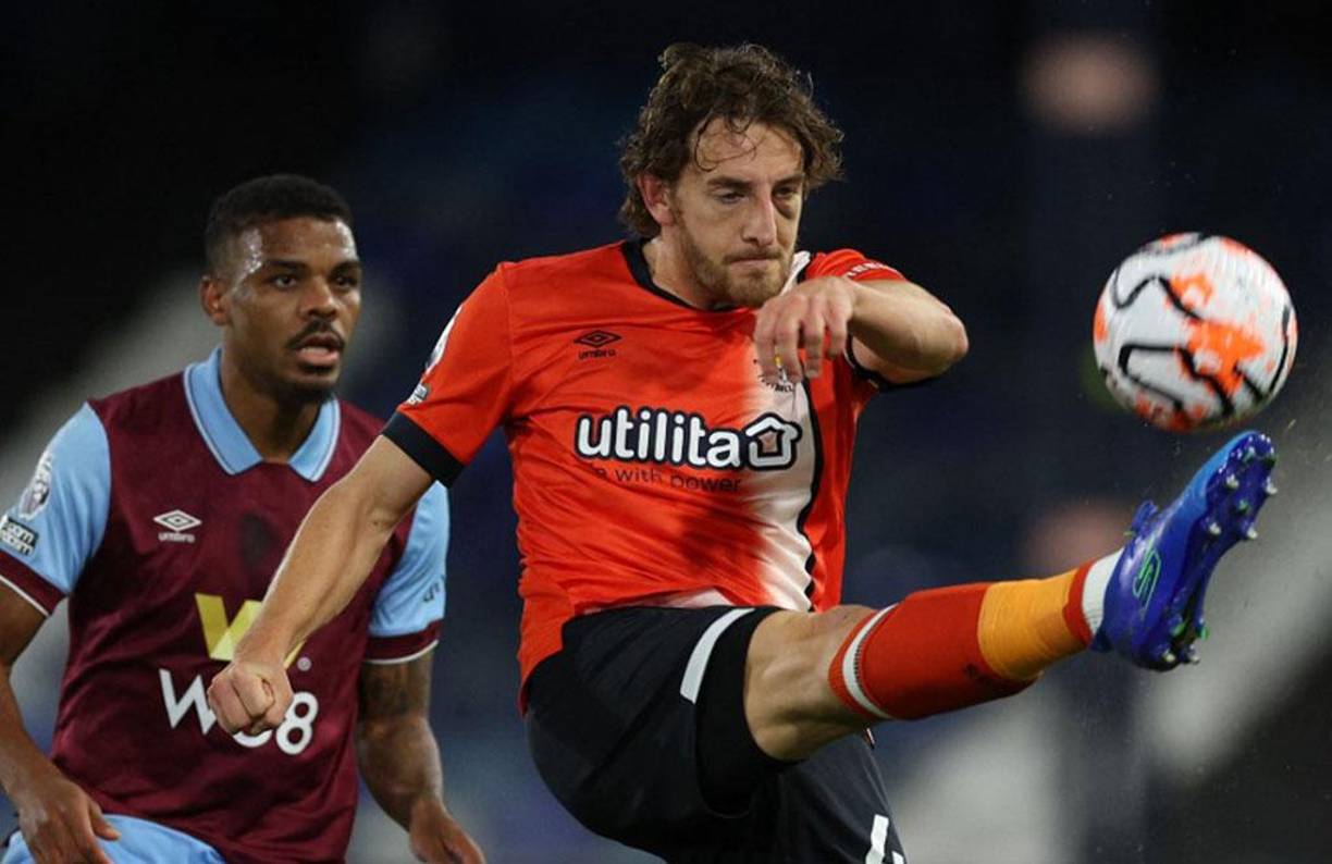 “Nuestro personal médico ha confirmado que el capitán sufrió un paro cardíaco en el campo, pero ya estaba respondiendo cuando lo sacaron en camilla. Recibió tratamiento adicional dentro del estadio, por lo que una vez más agradecemos a los equipos médicos de ambas partes”, anunció el Luton Town.