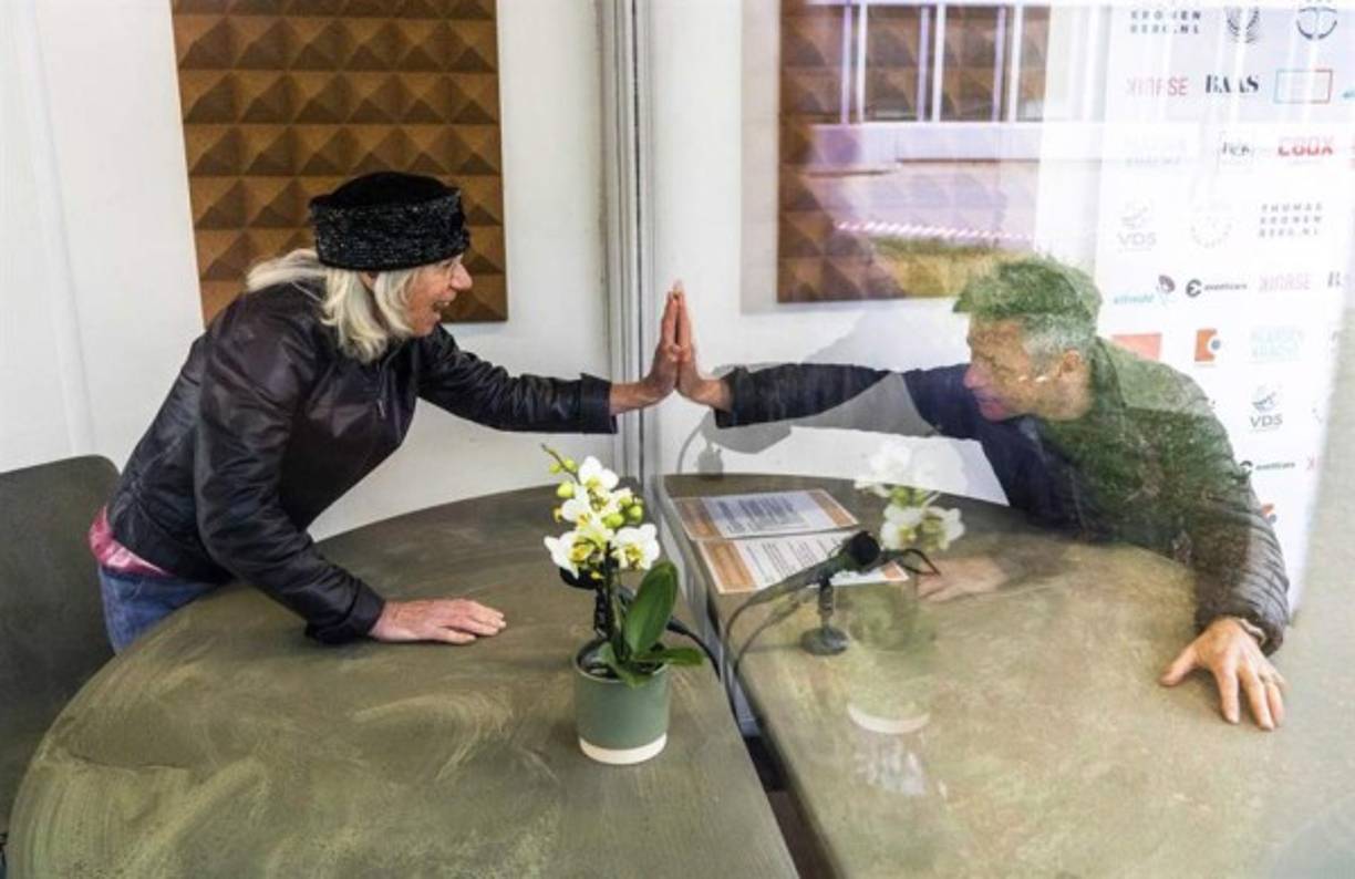 Las visitas a las madres en muchos países fueron a través de ventanas o puertas para evitar el riesgo de contagio en algunos países que aún no levantan la cuarentena por el letal Covid 19.