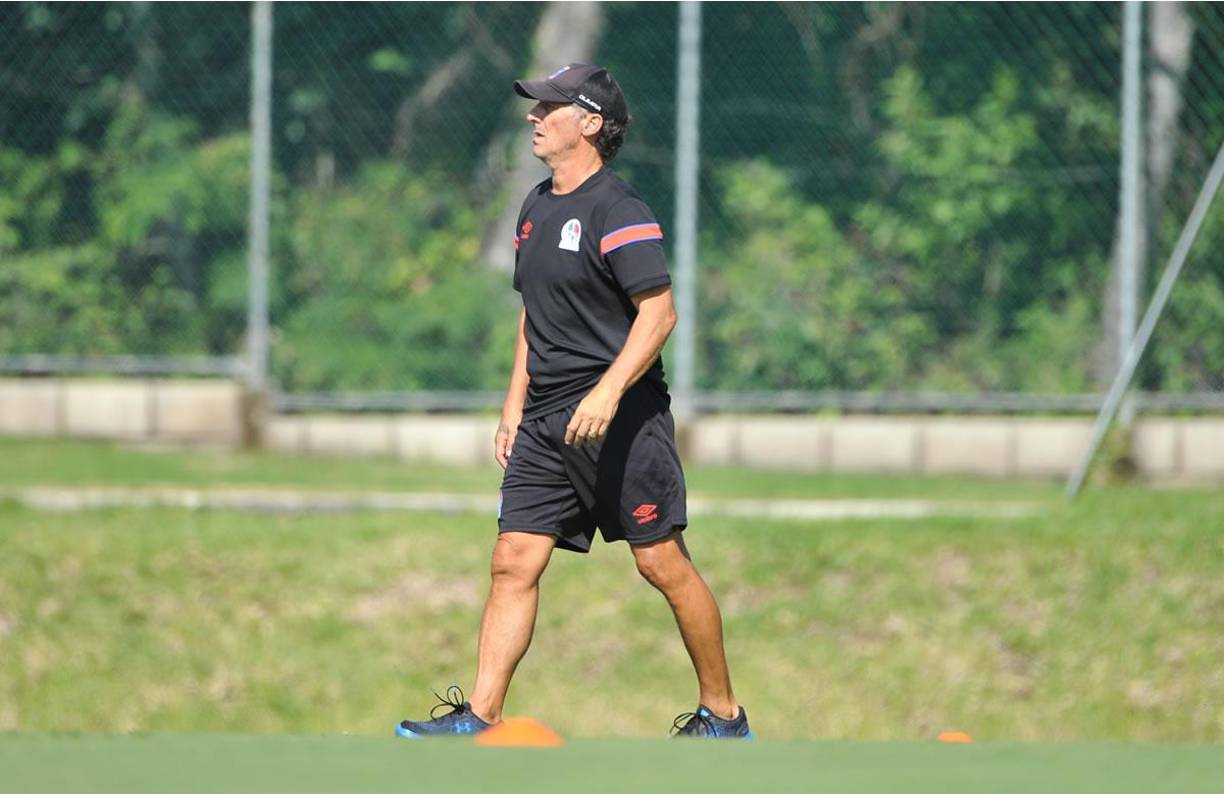 El jugador pidió permiso para entrenar con el club, sin embargo Diario La Prensa conoció que ayer Pedro Troglio oficializó la salida del ‘Patón’ Mejía al resto del grupo.