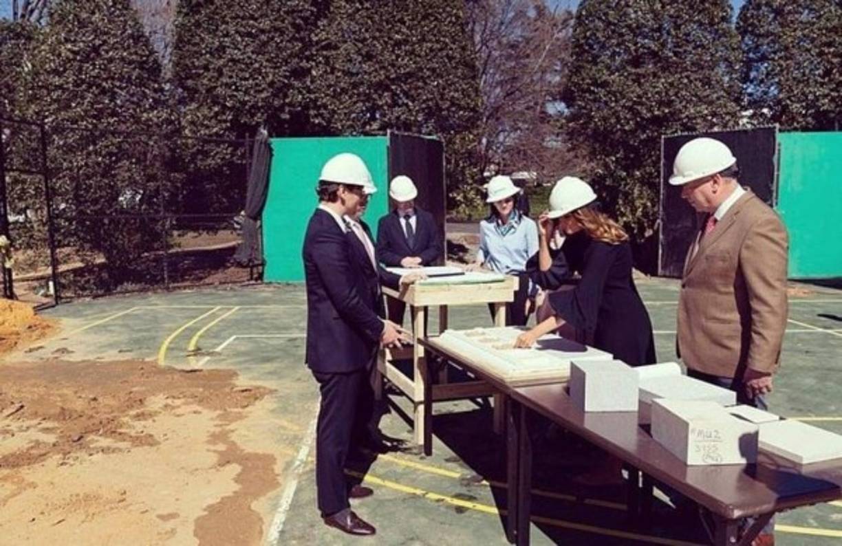 Pero a Melania las críticas parecen no importarle. Ya en marzo pasado había respondido a sus 'haters' en redes sociales afirmando que animaba 'a todos los que eligen ser negativos y cuestionar mi trabajo en la Casa Blanca a tomarse tiempo y contribuir con algo bueno y productivo en sus propias comunidades'.