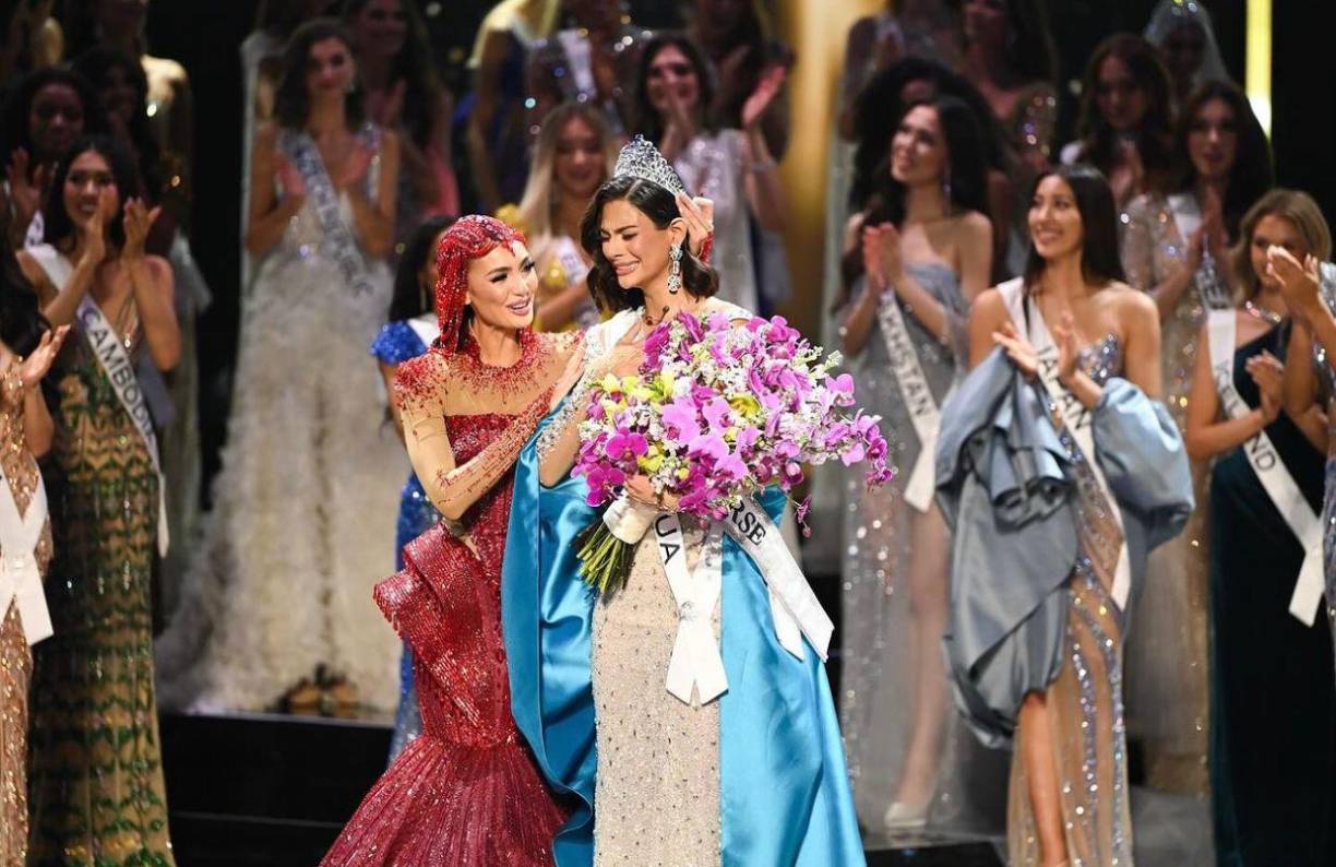 A la modesta casa de la joven en un barrio de Managua, donde decenas celebraron en la madrugada del domingo, llegaron jerarcas de la Alcaldía a visitar a la familia. Más tarde, el gobierno dijo en un comunicado unirse al “justo regocijo” por el triunfo de “nuestra Miss Universo”.