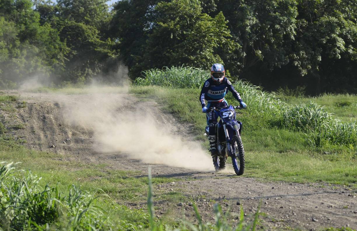 El deporte extremo también tiene lugar en el reportorio atlético de los sampedranos: El Motocross no está inscrito de manera oficial como disciplina activa; sin embargo, Gerencia de Deportes cuenta con una pista, abierta al público todos los días, en la parte trasera de su complejo para uso de los corredores. 