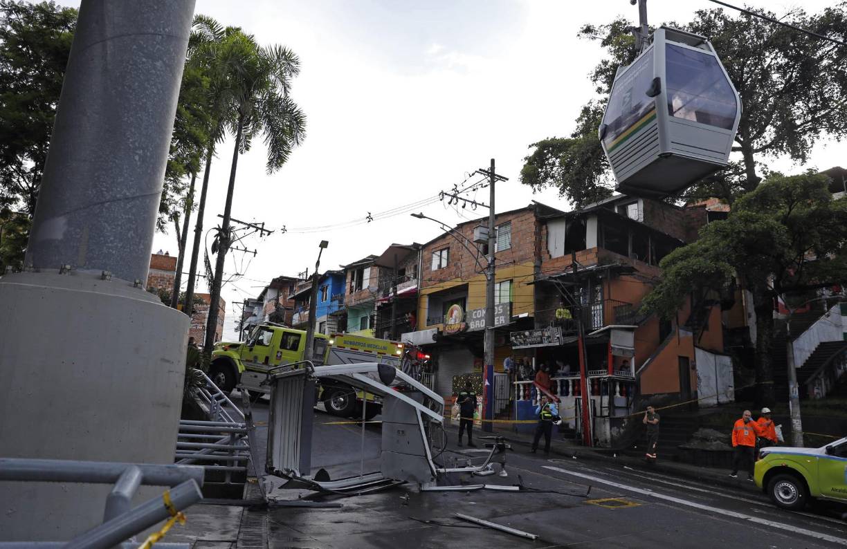 Una persona muerta y 20 heridas dejó este miércoles la caída en Medellín de una cabina del Metrocable, la red de teleféricos de la ciudad, cuando estaba por ingresar a una de las estaciones del sistema de transporte, en el que quedaron atrapados por algunas horas cerca de 250 usuarios tras detener su operación. 