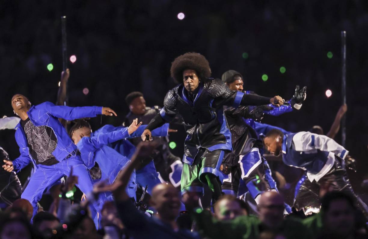 Los bailarines que acompañaron la gala destacaron, sus movimientos simétricos y armonizados dieron la sensación de ver un video musical pregrabado. 