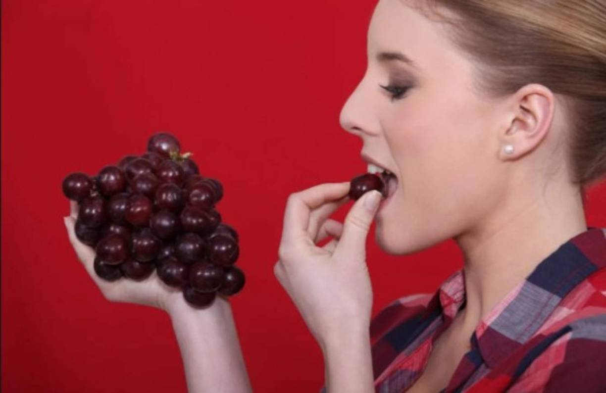 Cuando el reloj marque las 12:00 en punto debes comer 12 uvas y por cada una pedir un deseo.