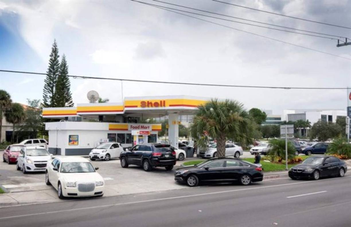 Abarrotadas lucieron las gasolineras en el estado de Florida, como esta en Miami Gardens, a medida que los residentes de preparan para la llegada del huracán.