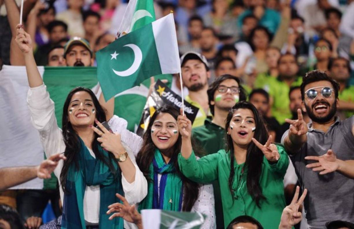 CRÍQUET. Hermosura paquistaní. Tres hermosas aficionadas paquistaníes posan para las cámaras en el inicio del encuentro internacional entre Paquistán y Escuadró XI del mundo por la Copa Independencia de crícket.