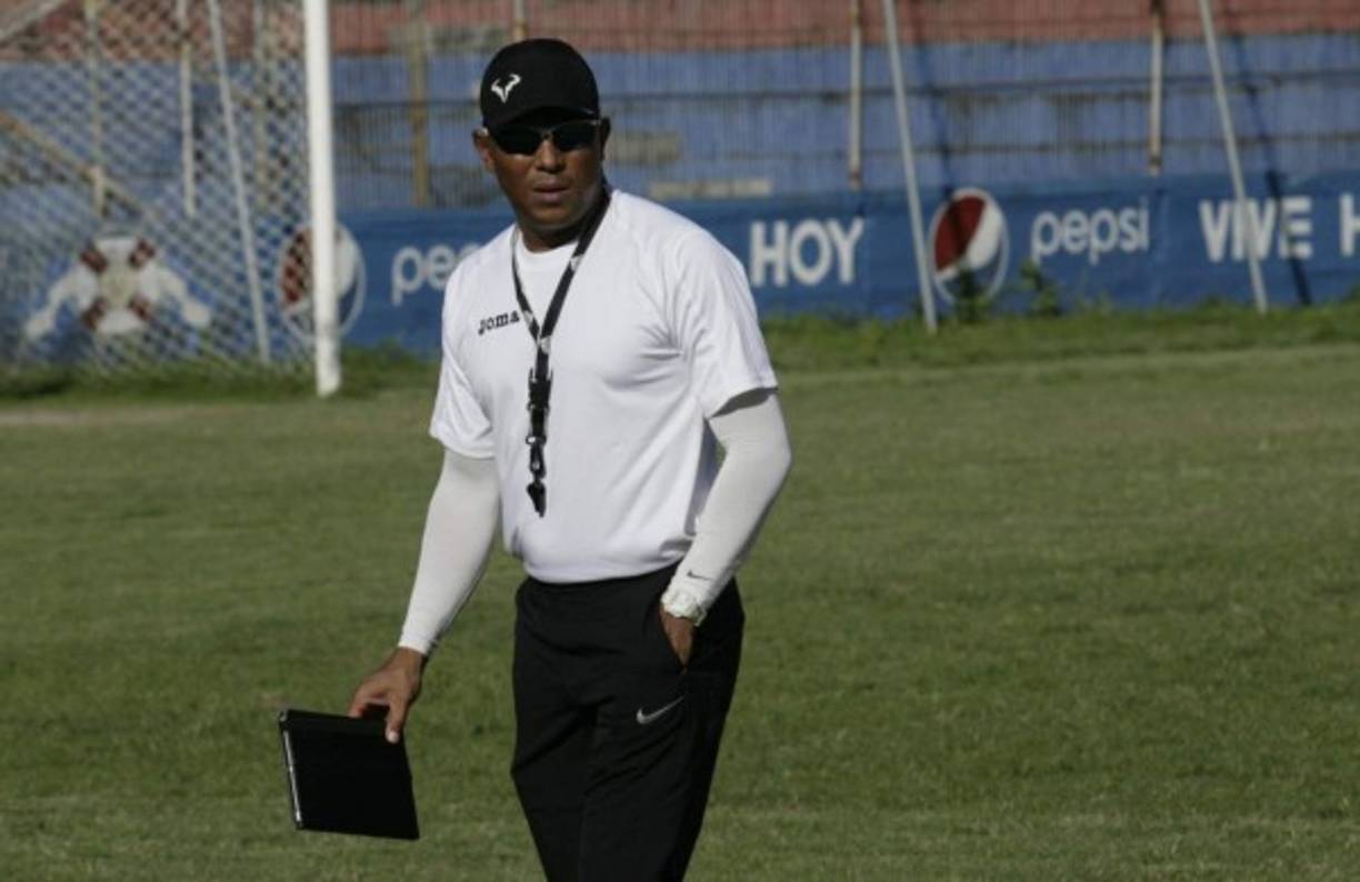 Carlos Pavón, DT del Vida, busca reforzarse y anda en busca de dos delanteros para la ofensiva.