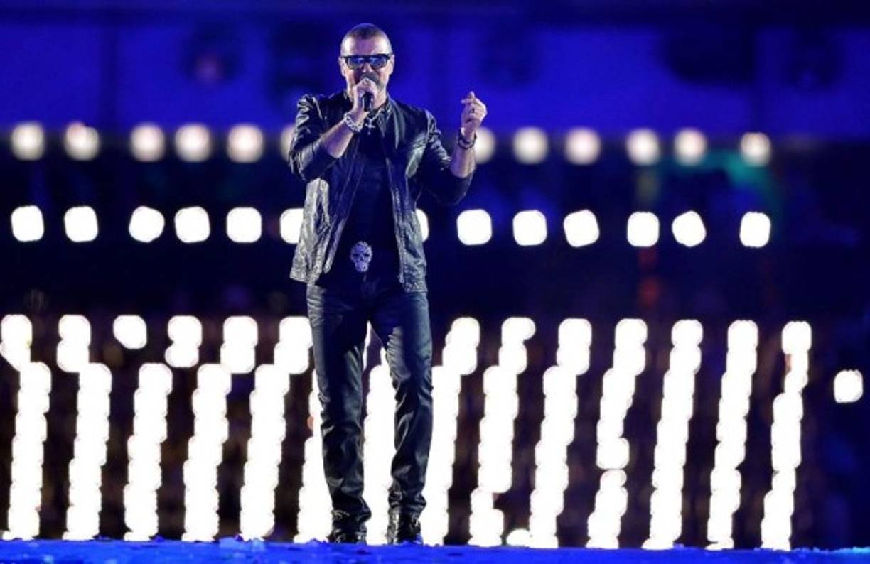 George Michael aseguró que tras aceptar su homosexualidad, en 1998, su vida se complicó, y ello se debió en gran medida a los ataques de la prensa. “A los medios parecía complacerles destruir mi base de fans heterosexuales”, dijo el cantante en entrevista con la BBC de Londres. “Y creo que muchos hombres se sentían frustrados porque sus novias se aferraban a la idea de que George Michael simplemente no había encontrado a la chica ideal... Cosa que algunos de mis familiares todavía piensan”.