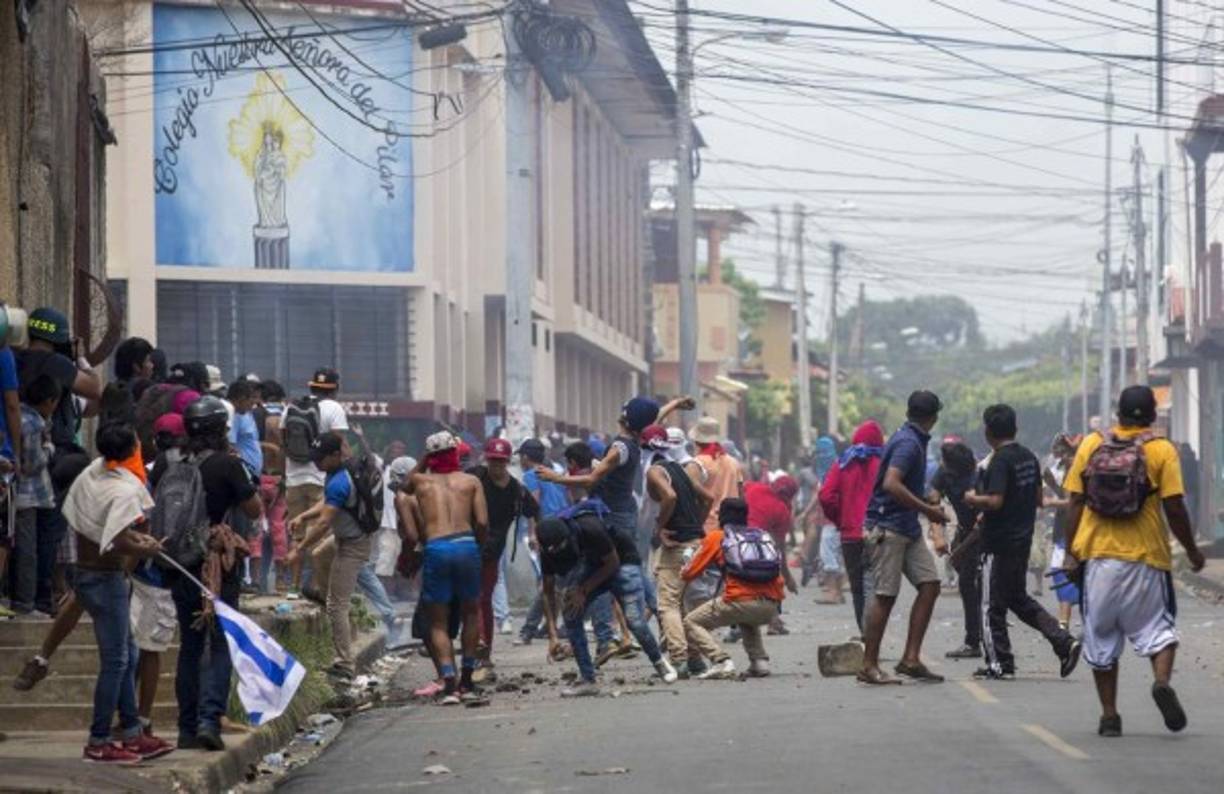 En la ciudad de Masaya la batalla entre la población y la Policía Nacional se extendió por más de 12 horas, en una lucha dispar, ya que las piedras y morteros artesanales de los vecinos no eran suficiente ante las ráfagas de tiros de los agentes, quienes estaban reforzados con la oficialista Juventud Sandinista y fuerzas de choque del Gobierno, conocidas como 'turbas'.