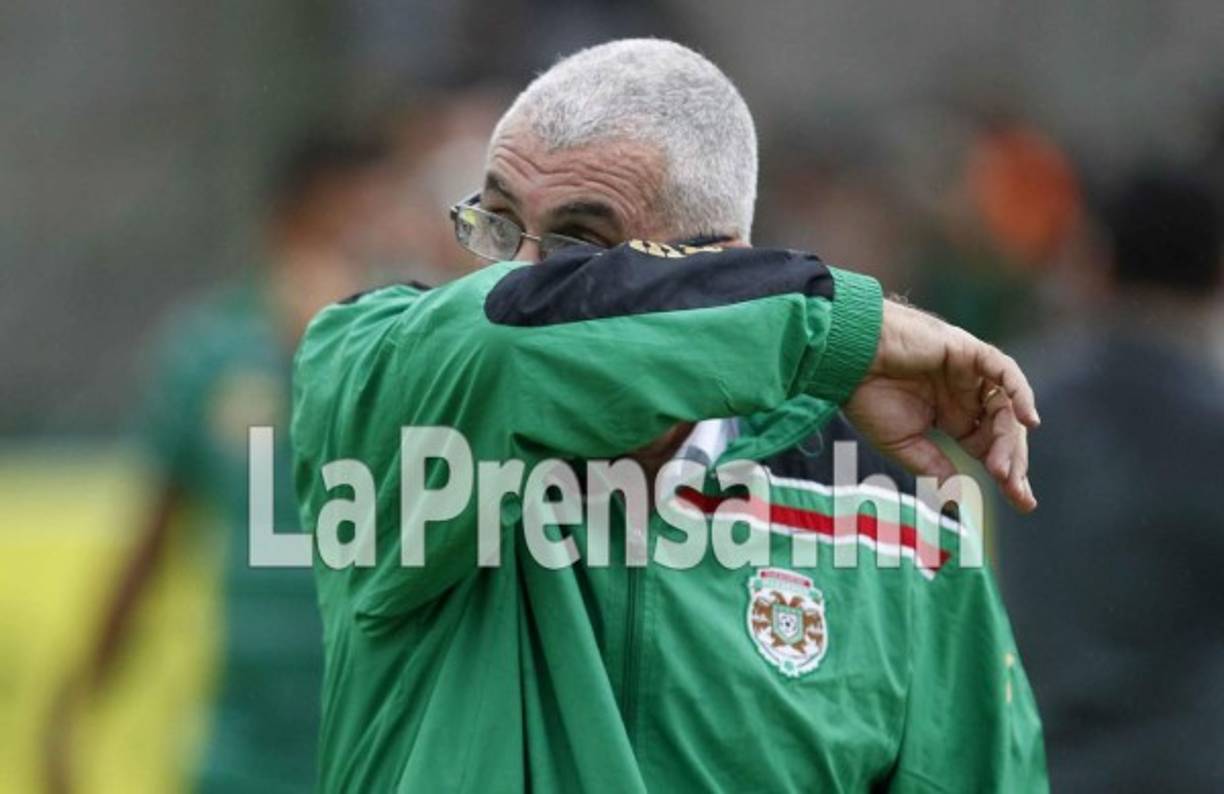 El entrenador uruguayo Manuel Keosseián del Marathón también sufrió los gases lacrimógenos.