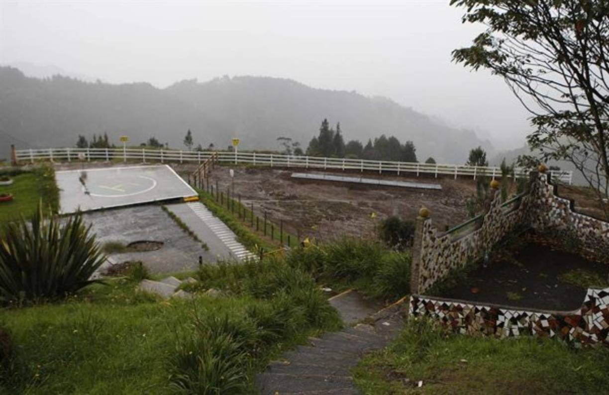 Contar la historia desde la óptica de las víctimas, en contrapeso a esa verdad a medias que narran los 'narcotours' que operan en Medellín aparece como un desafío para quitarle protagonismo al fantasma del capo que avivan las series o personajes como Jhon Jairo Velásquez, alias 'Popeye', exsicario mayor de Escobar.'Hemos dejado que otros honren la historia de los victimarios', lamentó el secretario.<br/><br/>Vista del helipuerto en el monasterio Santa Gerrudis La Magna, la que fuera en su momento la cárcel La Catedral de donde se escapó el capo colombiano Pablo Escobar.