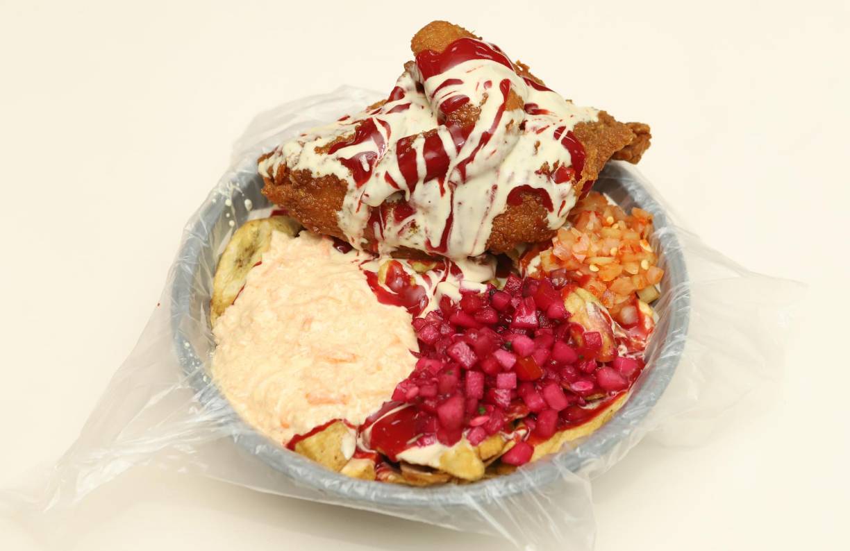 La porción pechuga ala tiene un valor de 70 lempiras, porción cadera pierna 60 y las media porción 60. Con papas estos combos van desde 85 lempiras hasta los 50.