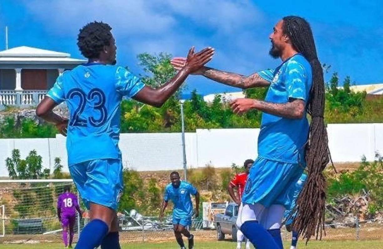 ¿Por qué se hizo viral Aedan Scipio? Ya había sucedido en el 2021, cuando Anguila se enfrentó a República Dominicana y cayó con un vergonzoso 6-0. En ese partido el mundo quedó admirado por primera vez, con la larga cabellera de Aedan Scipio, que mantiene en forma de rastas.