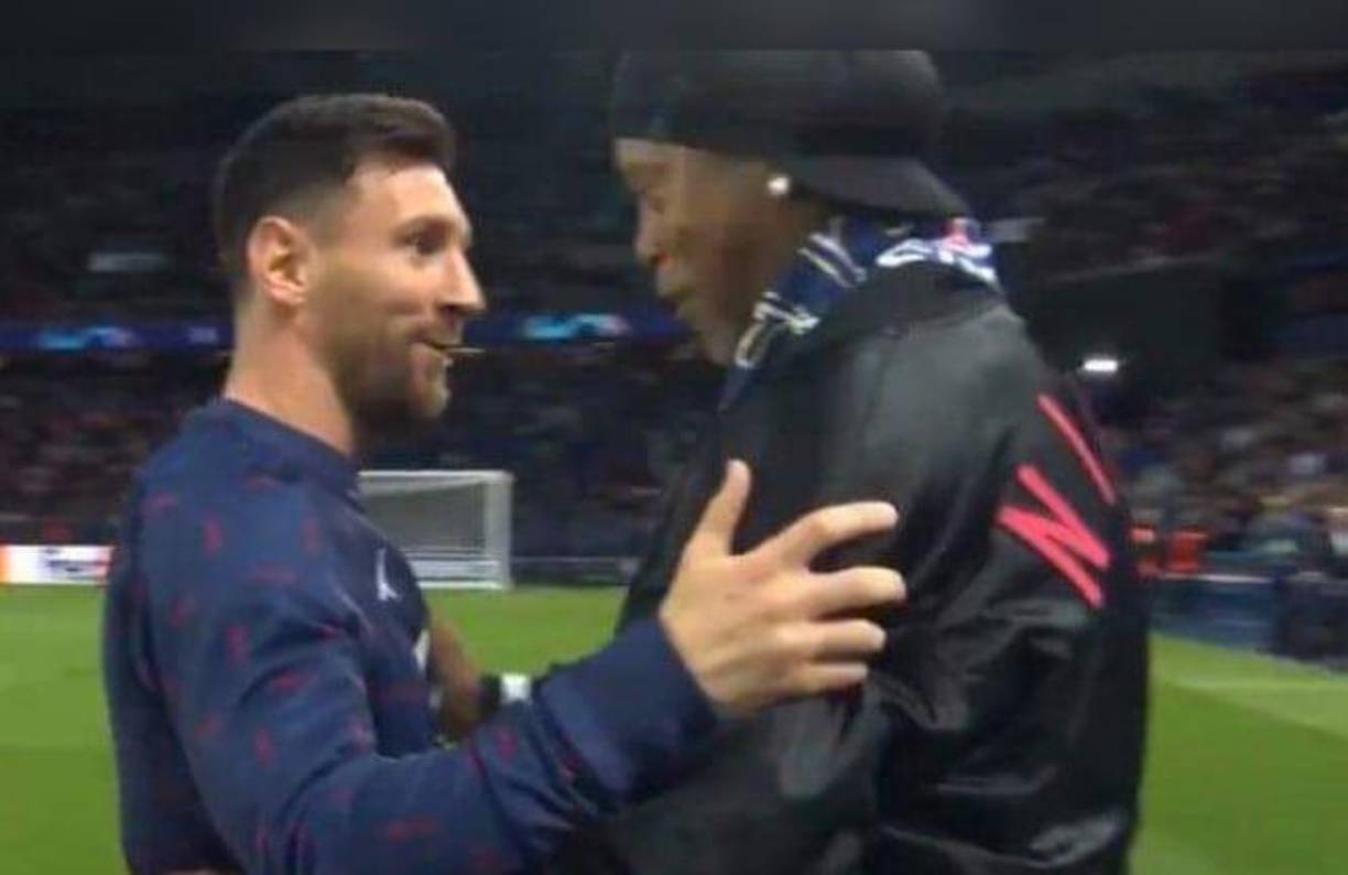 Al ver a Ronaldinho, Lionel Messi decidió ir a saludar a su gran amigo y excompañero del Barcelona. La felicidad en ambos cracks era evidente.
