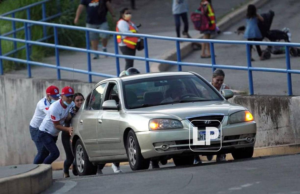 Este carro se quedó botado y aficionados del Olimpia ayudaron a empujarlo para que arrancara.