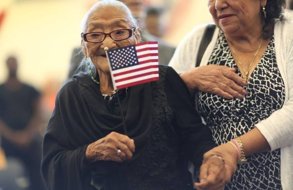 Juana Hernández formó parte de la ceremonia de ciudadanía que incluía a otras 140 personas, es la última toma de posesión en el servicio del año que realiza la oficina de Miami.<br/>
