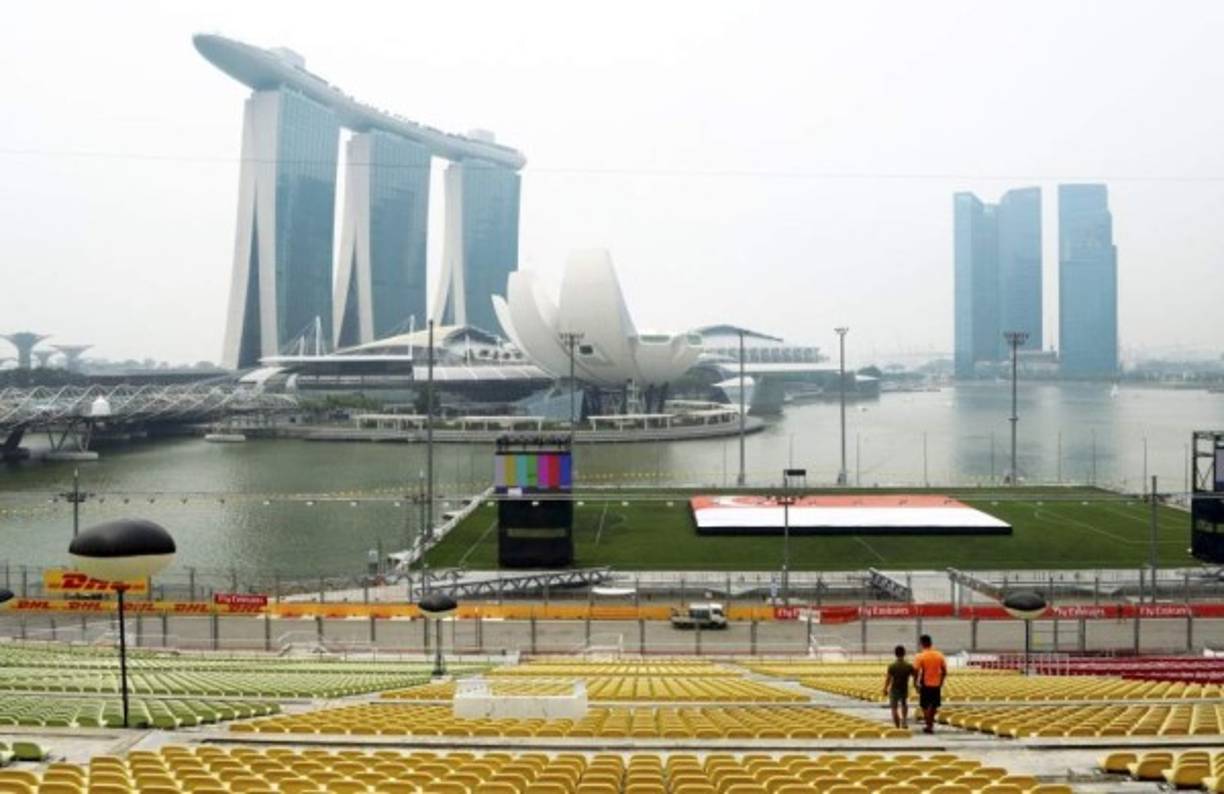 El estadio de Marina Bay en Singapur se encuentra rodeado de una bahía artificial y está capacitado para soportar 1070 toneladas de peso, un aproximado de 9.000 personas. El estadio no se usa únicamente para eventos deportivos, también hay conciertos y otro tipo de eventos.