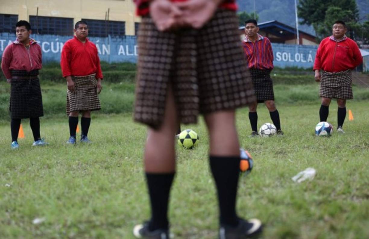 Xejuyup, es el equipo indígena de Guatemala que juega al fútbol en falda ante la sorpresa de todos. Foto EFE/ Esteban Biba.
